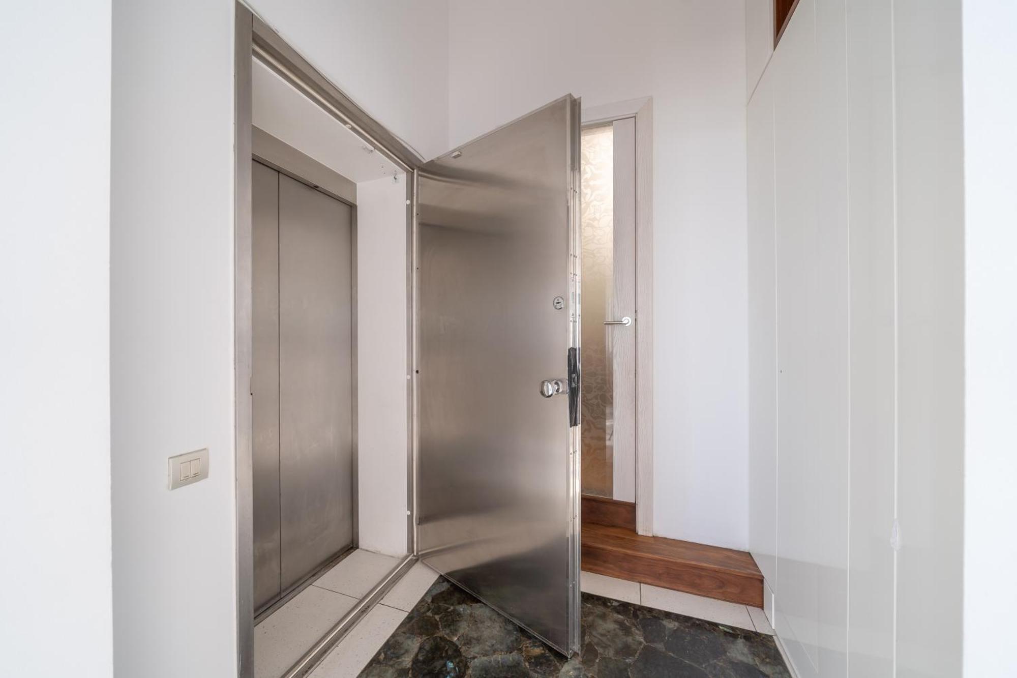 Dzīvoklis Skypenthouse & With Free Parking Riga