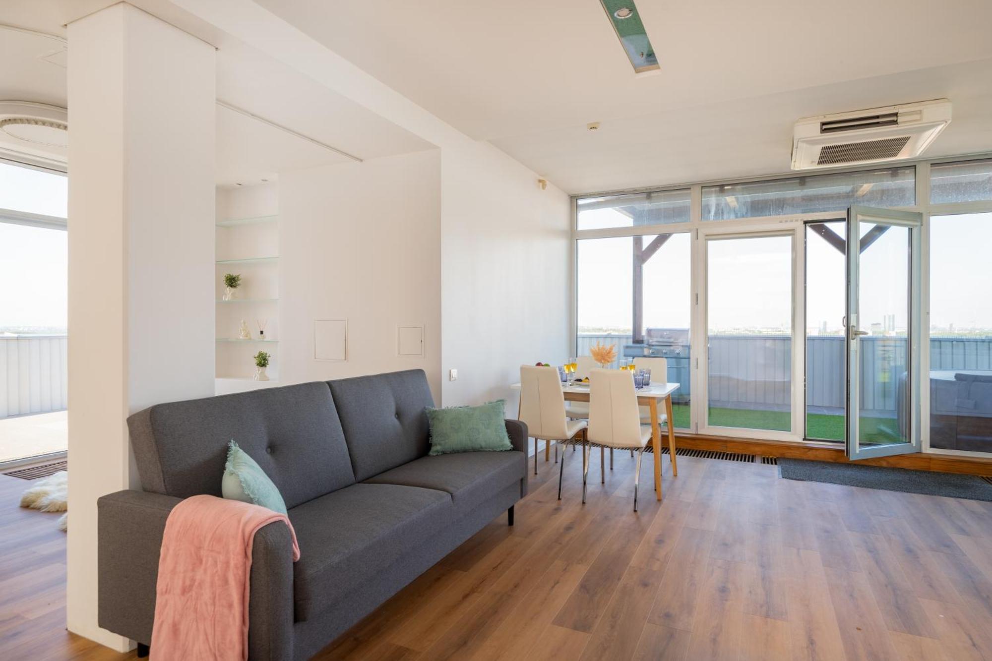 Skypenthouse & With Free Parking *